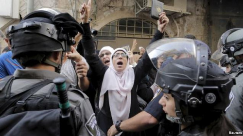 Palestinians and Israeli police clashed at the Al-Aqsa Mosque.jpg