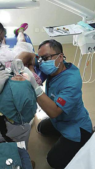 西安医生跪地40分钟为9岁女童做手术获赞.jpg
