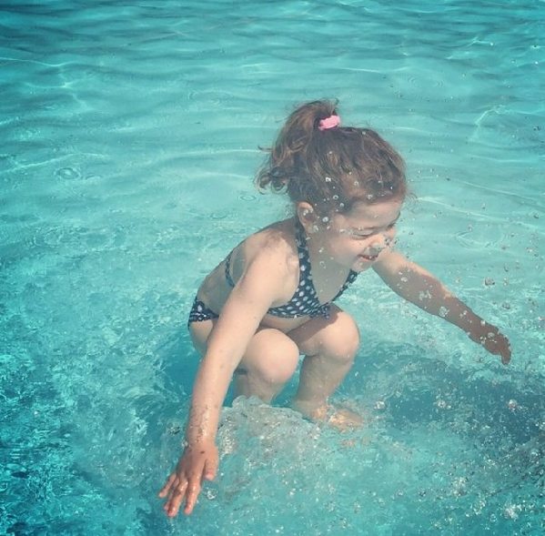 令人困惑的照片小女孩在水中还是刚跳下水.jpg