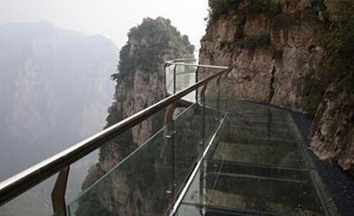 A glass plank road cracked in Yuntai Mountain Scenic Area, China Officially said it is not dangerous.jpg