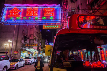 正在消失的香港街头霓虹灯.jpg