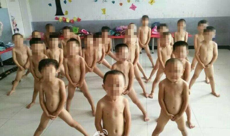 幼儿园老师给幼童集体拍裸照引争议.jpg