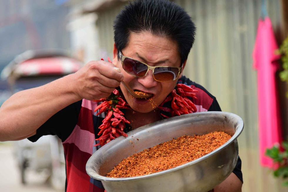 郑州一奇男子每天吃5斤辣椒