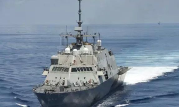 The US warship broke into the South China Sea. The Chinese warship tracked and warned .jpg