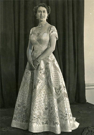 英将办服装展为女王伊丽莎白二世庆90岁寿辰5.jpg