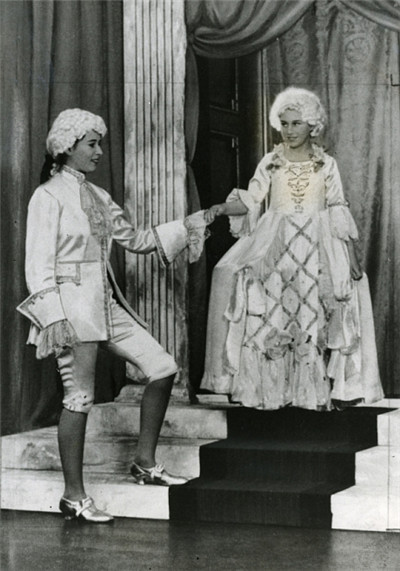 英将办服装展为女王伊丽莎白二世庆90岁寿辰3.jpg