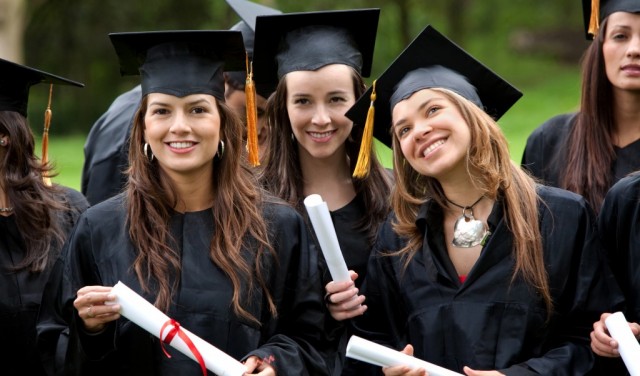女性更愿意追求学业并坚持上大学