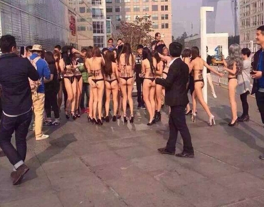 北京国贸女模特穿比基尼宣传APP