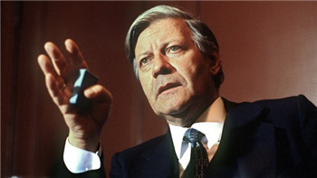 Former West German chancellor Helmut Schmidt dies.jpg