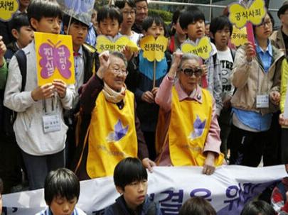 South Korean President Park Geun-hye asked Japan to "prioritize" the issue of comfort women.jpg