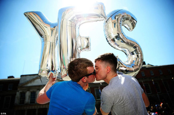 爱尔兰公投后,第一对同性恋人正式成婚!