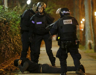 法国警方突击行动 击毙两名恐怖分子