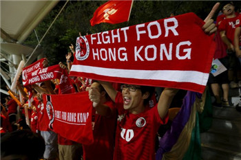 中港球赛折射政治对抗 球迷高呼我们是香港.jpg