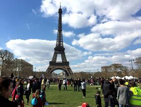 Although the terrorist attacks have been staged, Paris still attracts Chinese tourists.jpg