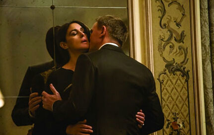 印度民众调侃当局删减《007:幽灵党》吻戏