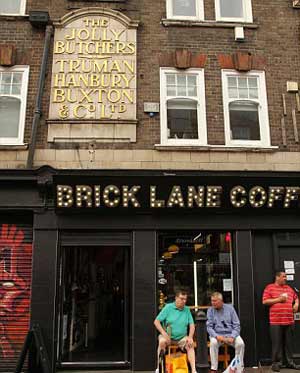 英国伦敦一家咖啡店禁止顾客穿Ugg雪地靴入店2.jpg