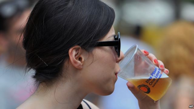 研究表明美国女性的饮酒量直追男性.jpg