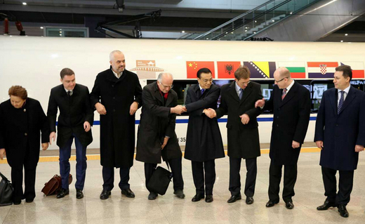 Premier Li Keqiang invited the leaders of 16 Central and Eastern European countries to take the high-speed rail.jpg