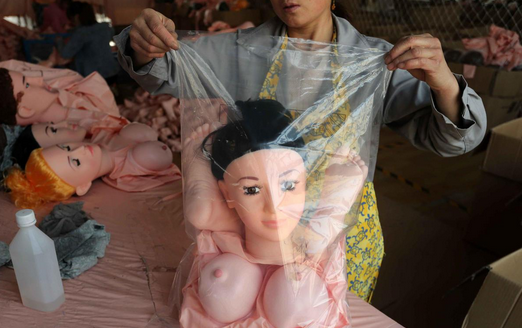 The sales of double 11 inflatable dolls are booming, but there are potential safety hazards.jpg