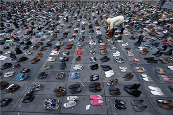 Paris banned the parade of 10,000 pairs of shoes expressing environmental wishes.jpg