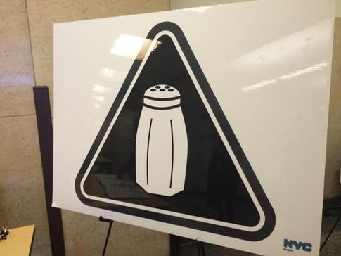 纽约要求餐厅菜单高盐食物附上小盐瓶标志.jpg