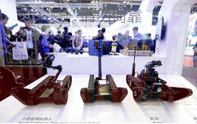 中国反恐机器人亮相2015世界机器人大会.jpg