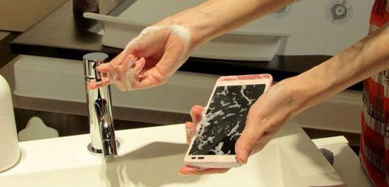 日本公司推出世界第一台可洗手机.jpg