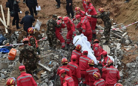 The first person trapped in a landslide in Shenzhen was rescued.jpg