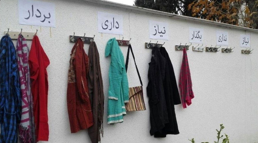 伊朗多城出现"爱心墙" 挂冬衣供流浪汉自取