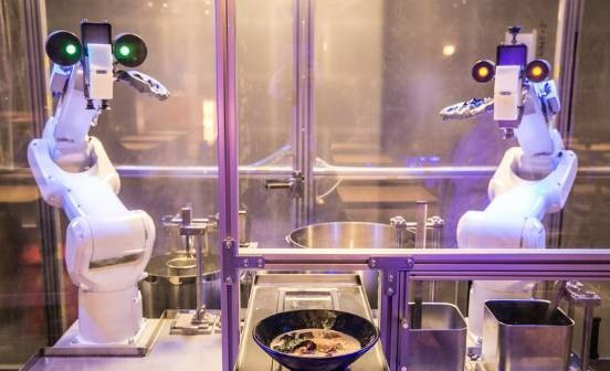 上海一餐厅请来日本拉面机器人!