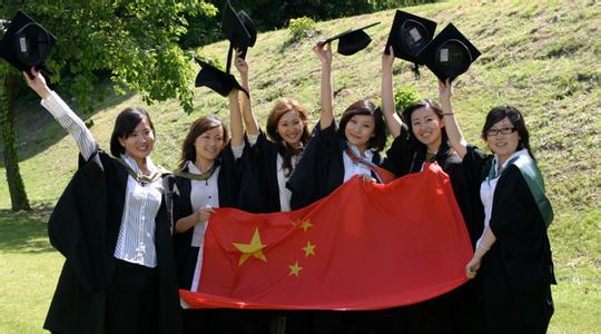 The data shows that the age of Chinese students studying in the U.S. is getting younger and younger.jpg