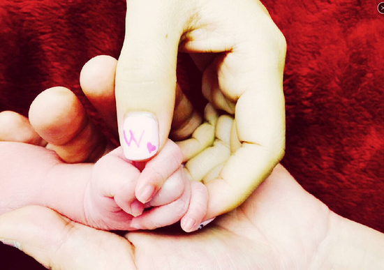 Zhang Ziyi issued a post announcing that she had given birth to a daughter. A photo of a family of three holding hands .jpg