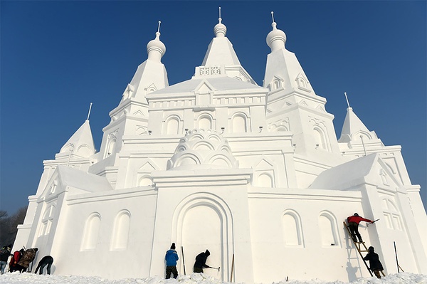 世界最高雪塑建筑"冰雪之冠"亮相冰城哈尔滨