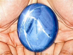 斯里兰卡发现世界最大星光蓝宝石 估价1亿美元