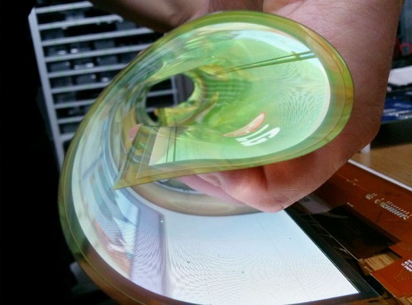 LG展示柔性OLED屏幕:可像报纸一样卷起?
