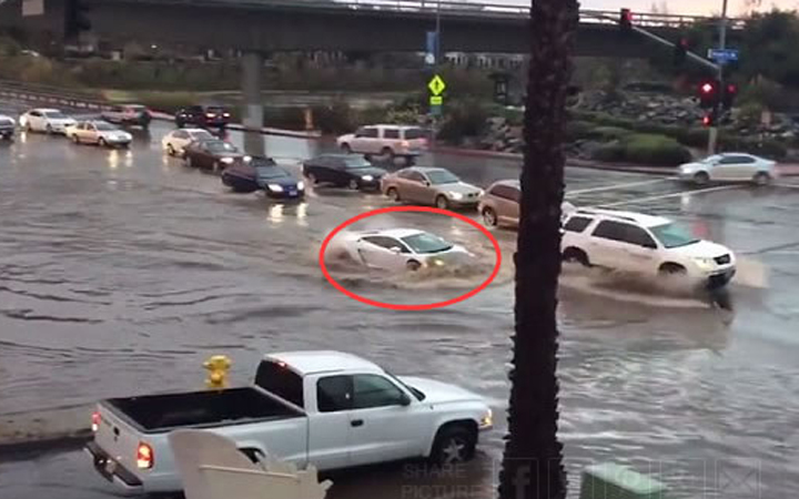 A Lamborghini broke through the flood and turned into a "speedboat" in one second! .jpg