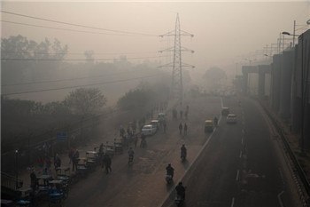 India's car-restricted streets are quiet and the air is not good.jpg