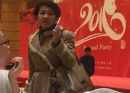 上海"凤爪女"蹿红 现身某公司年会