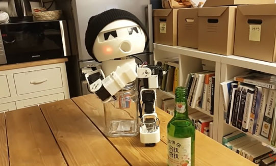 South Korea invented a wine companion robot: I will blush if I drink too much! .jpg