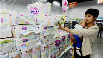 Chinese people go to Japan to snap up diapers. Rational hits Japan's nappy trade as Chinese demand soars.jpg