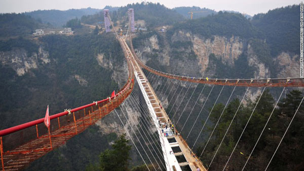 Zhangjiajie will open the world’s longest and tallest glass bridge .jpg