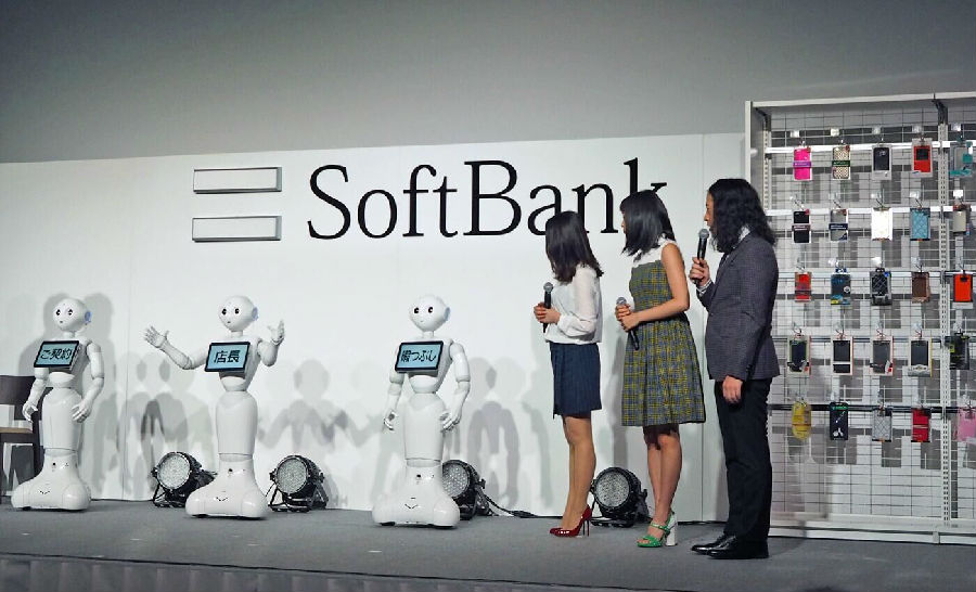 The robot Pepper wants to sell mobile phones in Japan.jpg