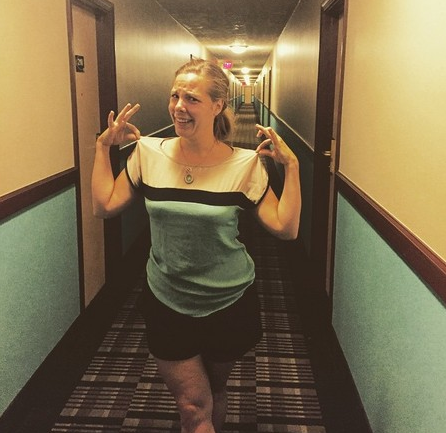 美国女子入住酒店竟与走廊撞衫