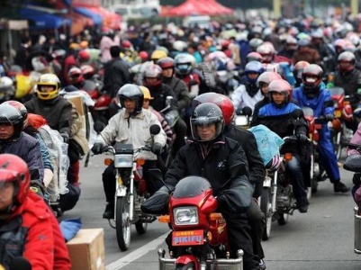 The country’s first “motorcycle train” was launched: sending migrant workers home safely.jpg