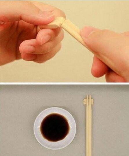 The correct way for a woman to share disposable chopsticks to become an internet celebrity.jpg