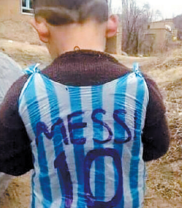 阿富汗塑料球衣男孩走红网络 梅西计划与他会面