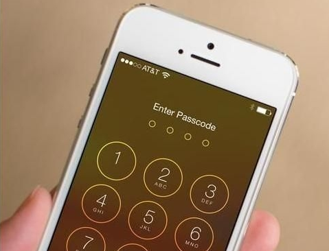美国法院要求苹果公司协助解锁手机
