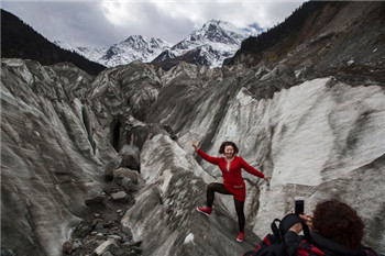 Xinjiang bans glaciers, tourists can only watch .jpg