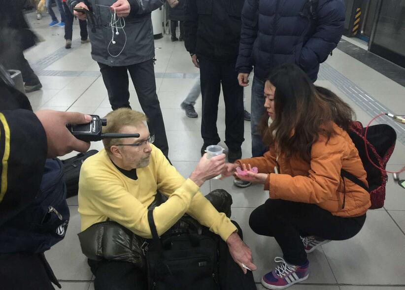 外国人北京地铁晕倒路人争扶 对比怎会如此鲜明.jpg