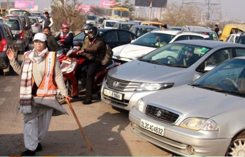 Touching! An Indian mother spontaneously maintains traffic at the location of her daughter’s car accident.jpg